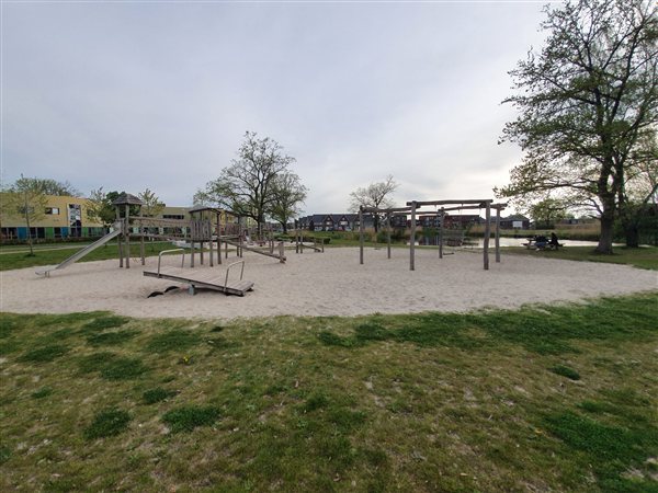 Houten speeltoestellen op de speelplek bij de school
